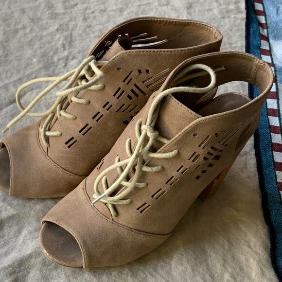 Vince Camuto nubuck heeled sandals - Picture 3 of 7